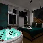 Jacuzzi & Bike Apartment, *