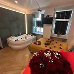 Jacuzzi & Bike Apartment, 아파트 *