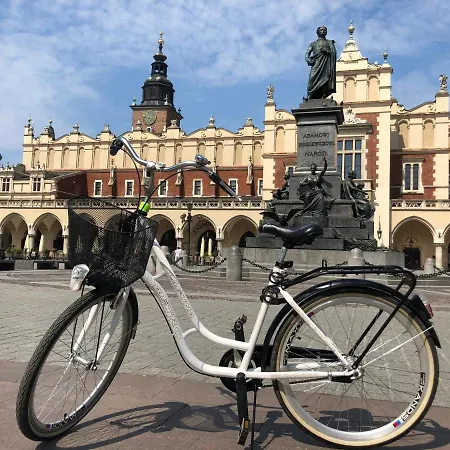 Jacuzzi & Bike Apartment, *