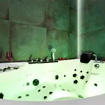 Jacuzzi & Bike Apartment,