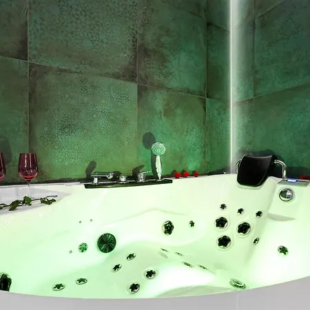 Jacuzzi&bike Apartment,