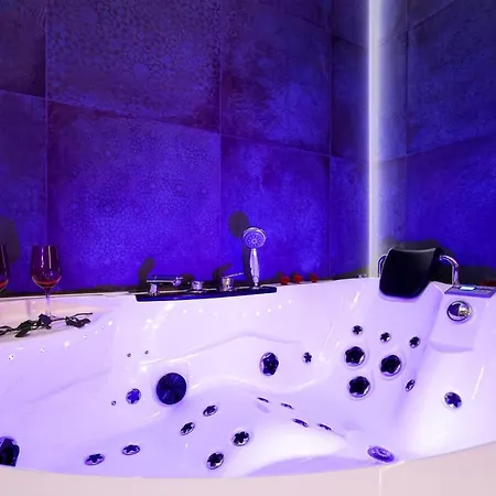 Jacuzzi & Bike Apartment, *