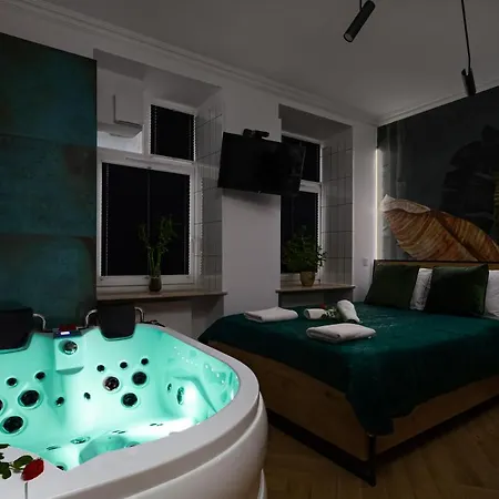 Jacuzzi & Bike Apartment, *