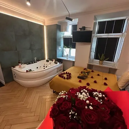 Jacuzzi & Bike Apartment, דירה *