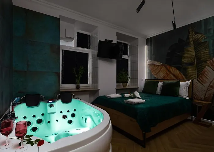 Jacuzzi & Bike Apartment, *