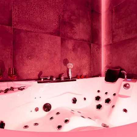 דירה Jacuzzi & Bike Apartment, *